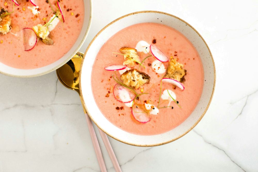 Zwei Teller mit rosafarbenen Radieschensuppe